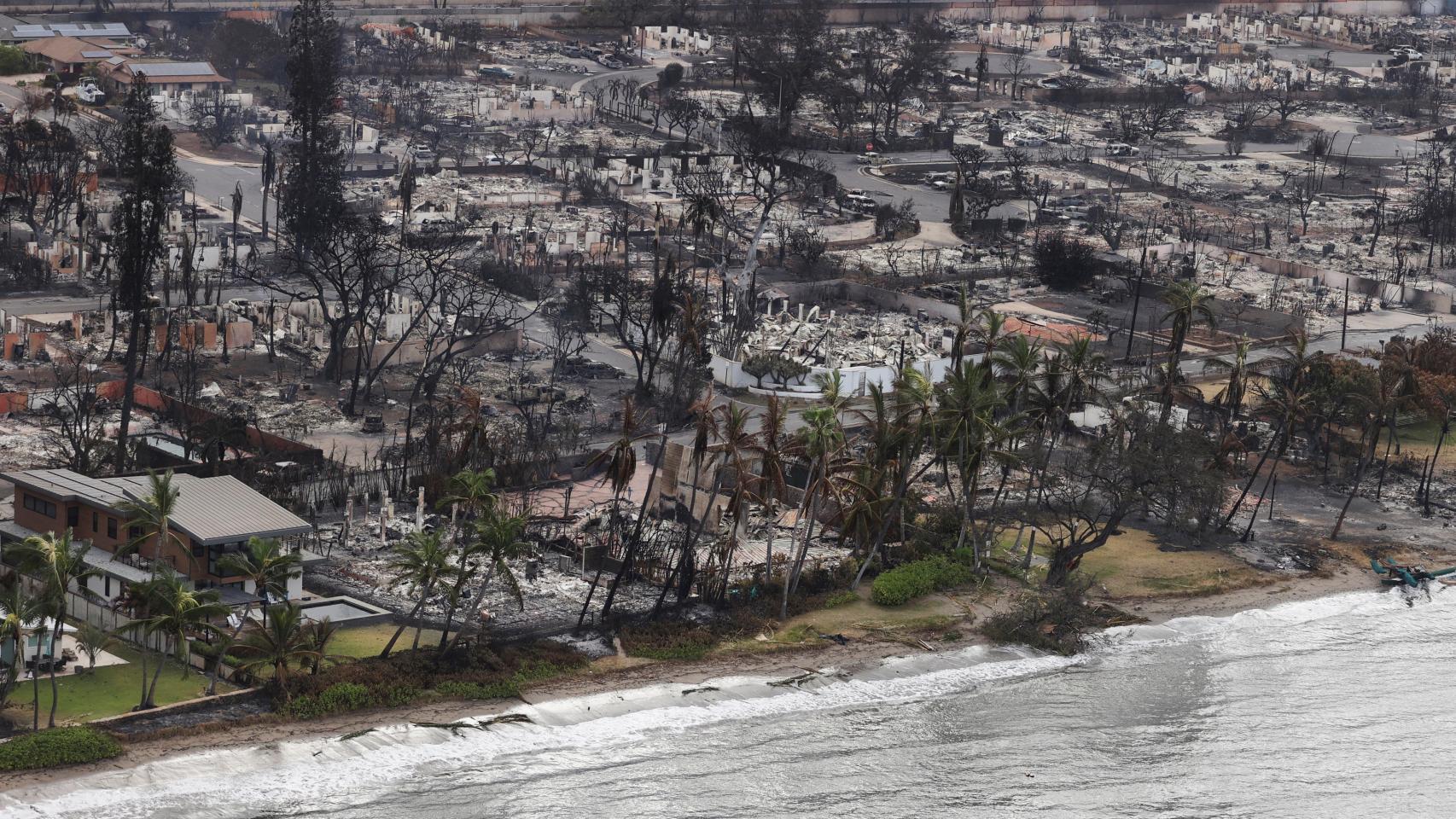 Vistas desde el aire de la comunidad de Lahaina después de los incendios forestales.