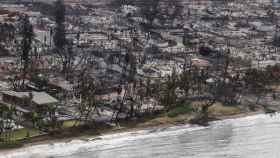 Vistas desde el aire de la comunidad de Lahaina después de los incendios forestales.