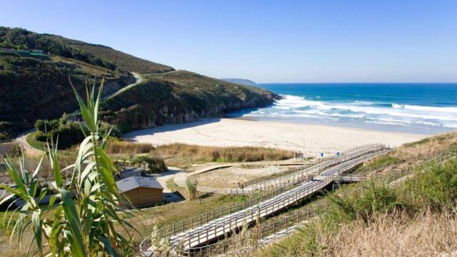 Una persona es rescatada inconsciente del agua en la playa de Valcobo en Arteixo (A Coruña)