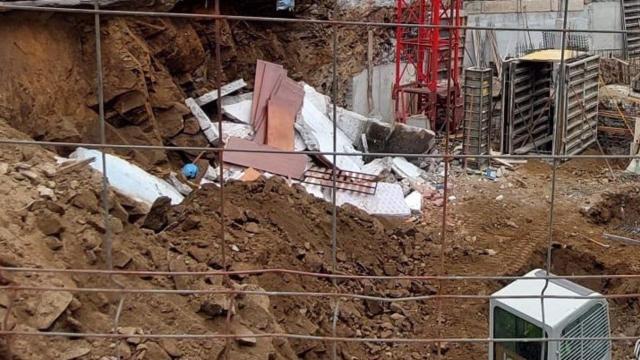 Cae un muro colindante en la rúa do Coto, en el barrio de Fontiñas, en Santiago de Compostela.