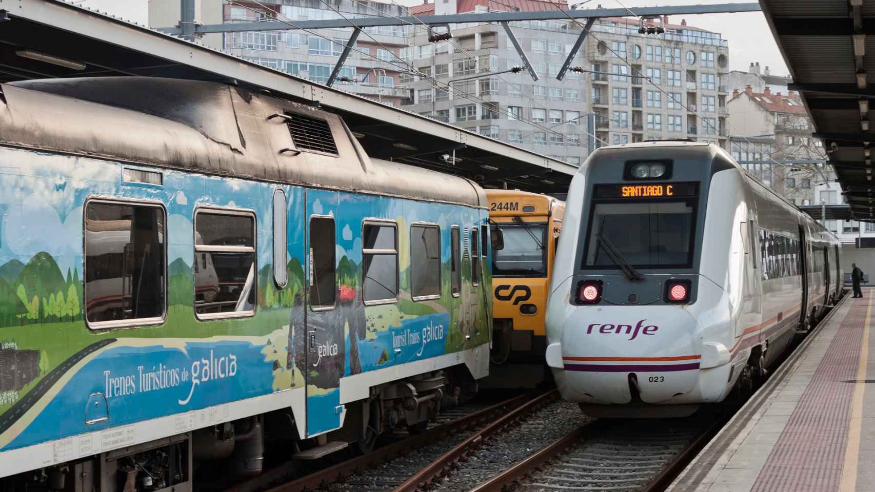 Un tren saliendo desde Vigo.