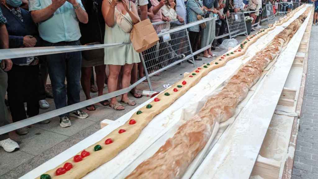 Bocadillo y roscón gigante elaborado en la edición anterior de la Fiesta del Jamón.