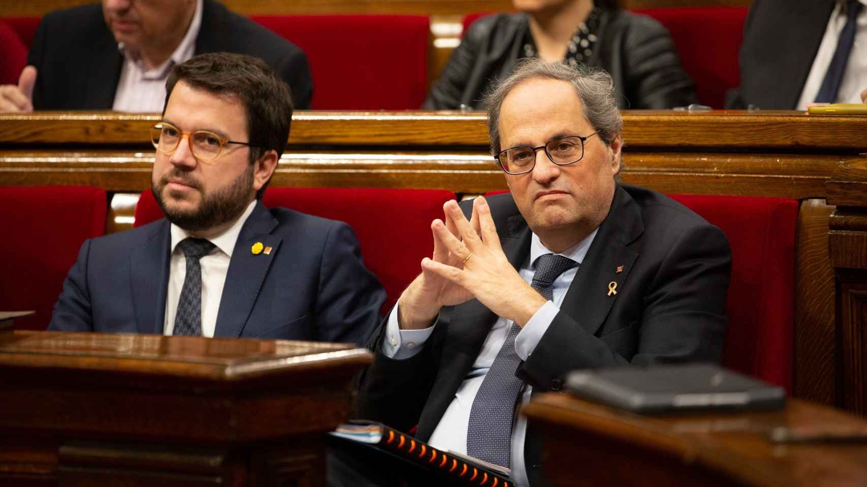 El expresidente de la Generalitat Quim Torra, en febrero de 2020 en el Parlament junto a su sucesor, Pere Aragonés.