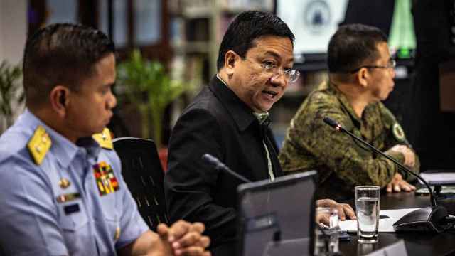 El Ministerio de Relaciones Exteriores de Filipinas celebra una conferencia de prensa conjunta sobre el incidente del cañón de agua en el Mar de China Meridional.