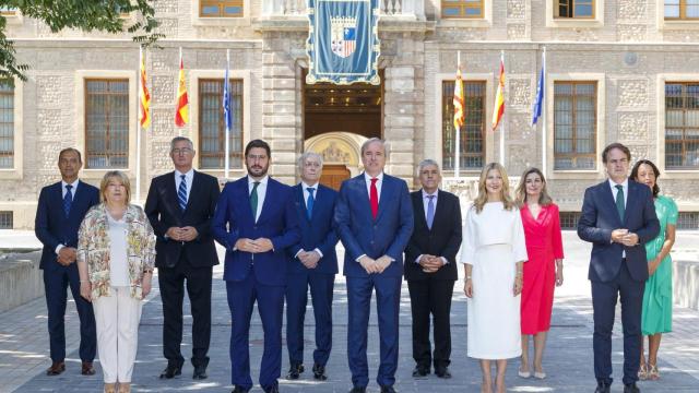 El presidente de Aragón, Jorge Azcón, posa con sus diez consejeros.