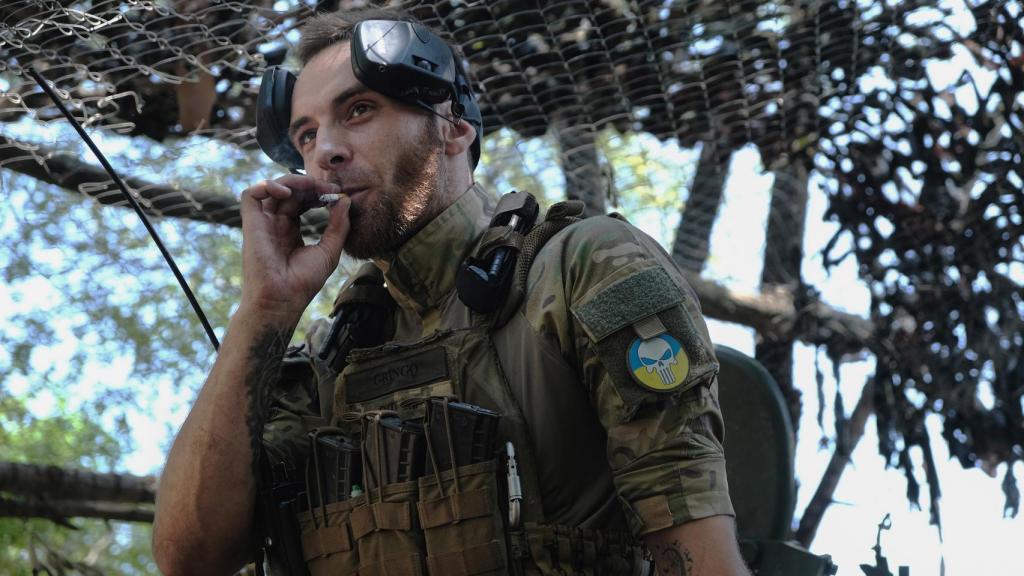 Gringo, el comandante de la pieza de artillería de la 24 Brigada que trabaja en Toretsk, fuma un cigarrillo mientras espera que llegue por radio la orden de disparar su cañón