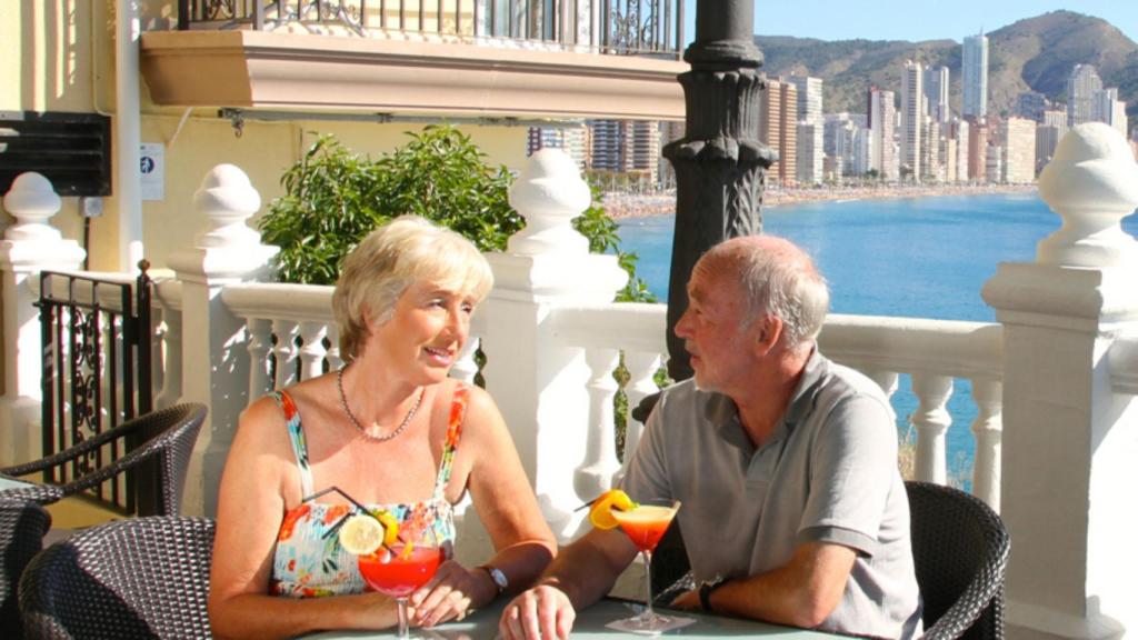 Dos turistas senior en Benidorm