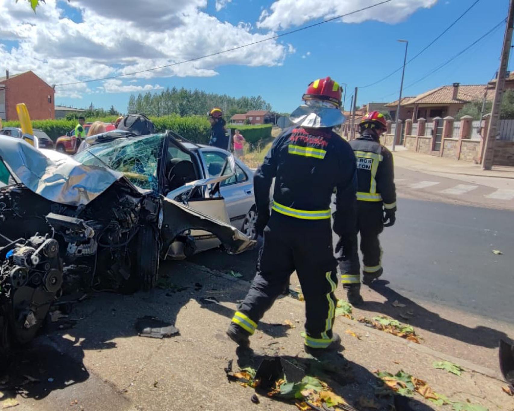 Los bomberos del Ayuntamiento de León durante su intervención en el accidente