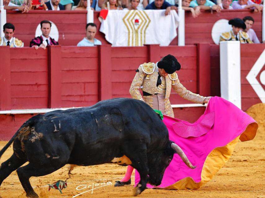 José Garrido, durante la lidia de su primer toro.