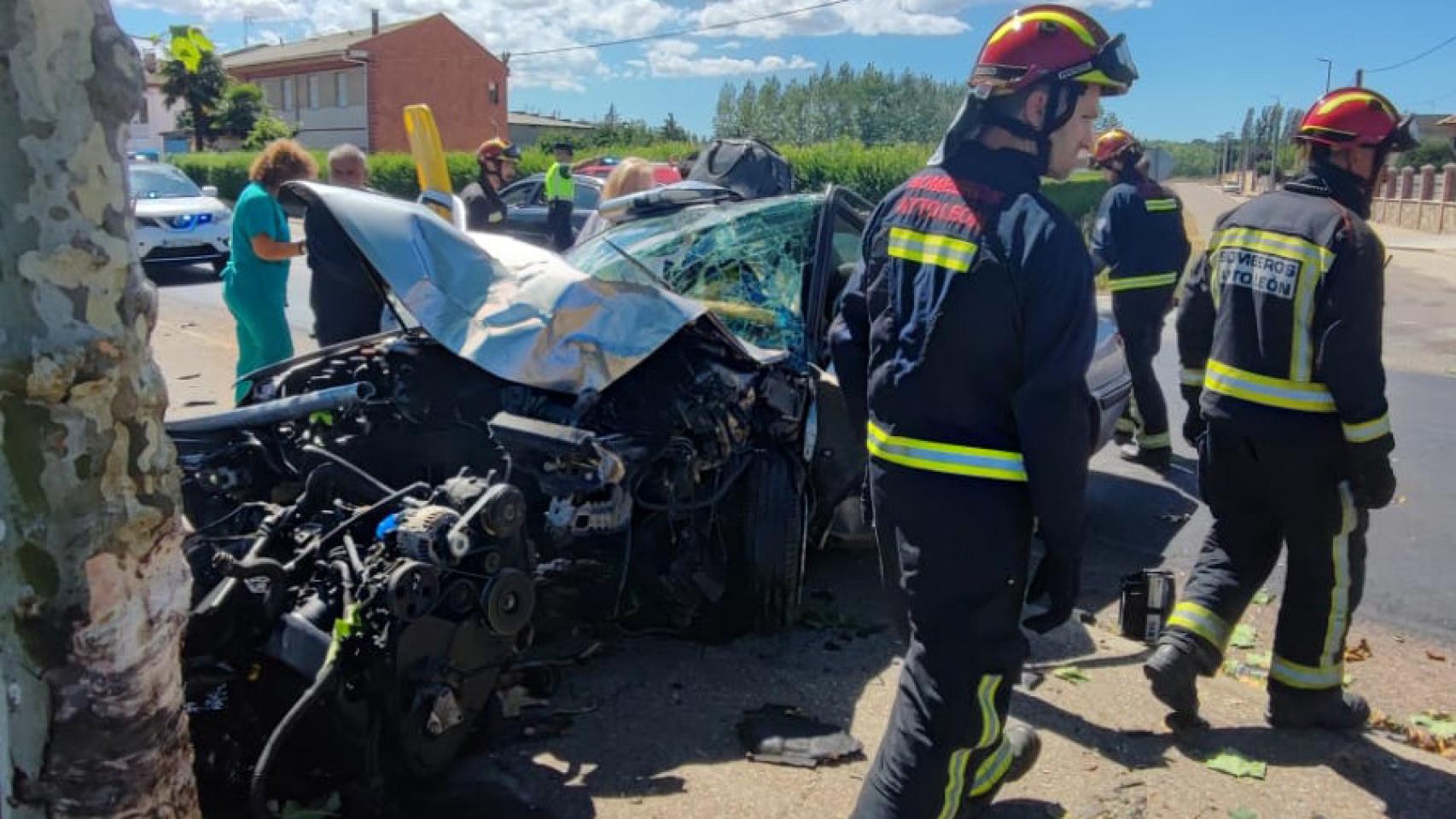 Estado del coche tras chocar contra el árbol en la LE-420