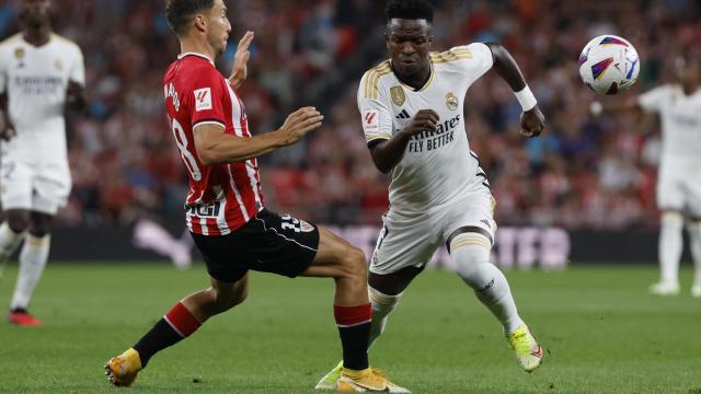 Vinicius quiere realizar un regate frente a un jugador del Athletic.