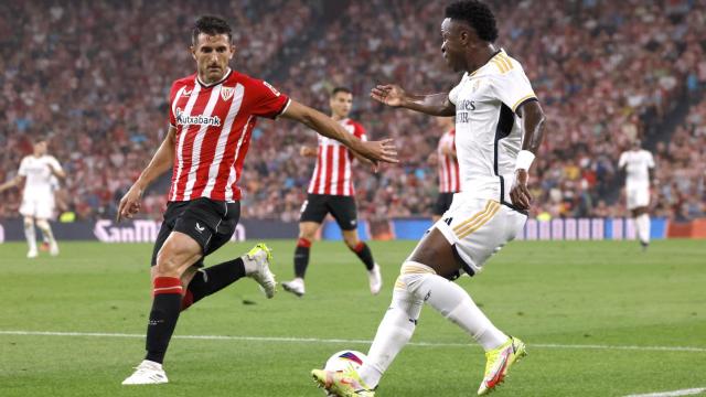 Vinicius trata de dejar atrás a un rival del Athletic.