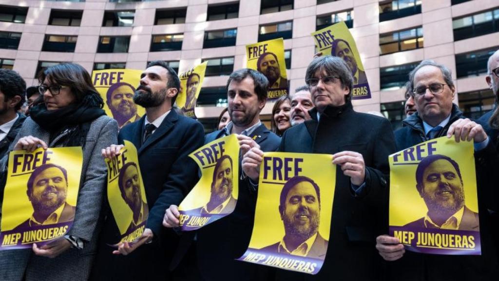 Roger Torrent, Toni Comín, Carles Puigdemont y Quim Torra, en una protesta en Estrasburgo en enero de 2020.