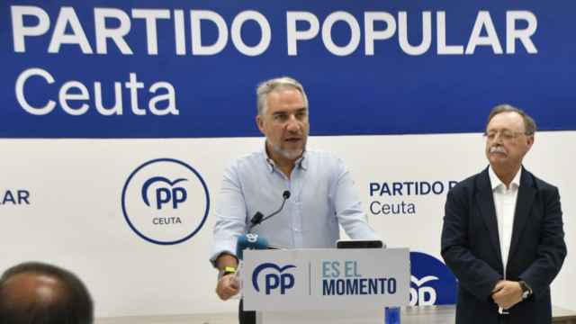 El corrodinador general del PP, Elías Bendodo, este sábado en su visita a Ceuta.
