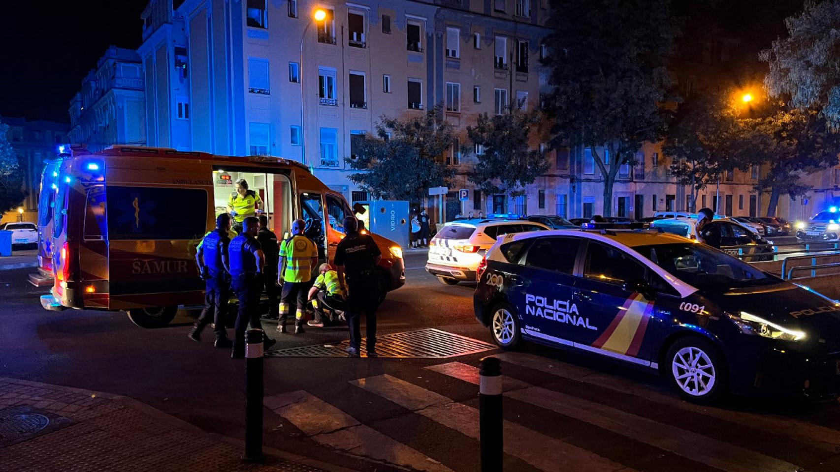 Efectivos de Samur y Policía desplegados en el lugar.