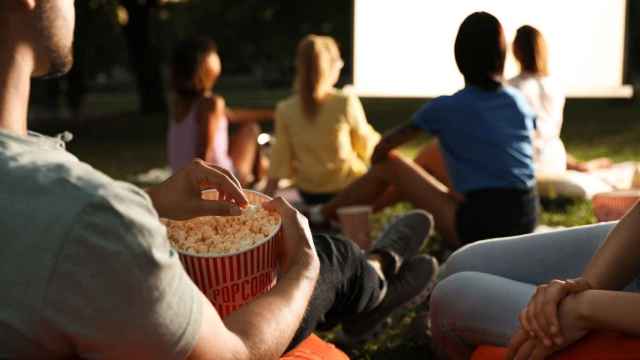 Cine al aire libre en una imagen de archivo.