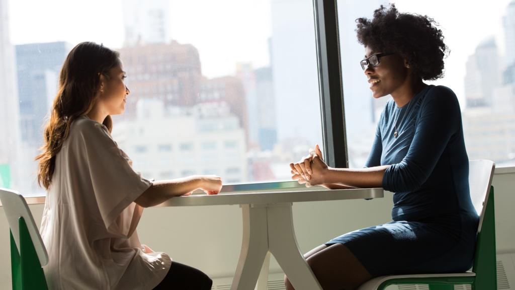 Imagen de archivo de dos mujeres manteniendo una conversación. Foto: Unsplash.