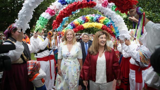 La presidenta de Cantabria, María José Sáenz de Buruaga, junto a la presidenta del Parlamento, María José González Revuelta, en el Día de Cantabria