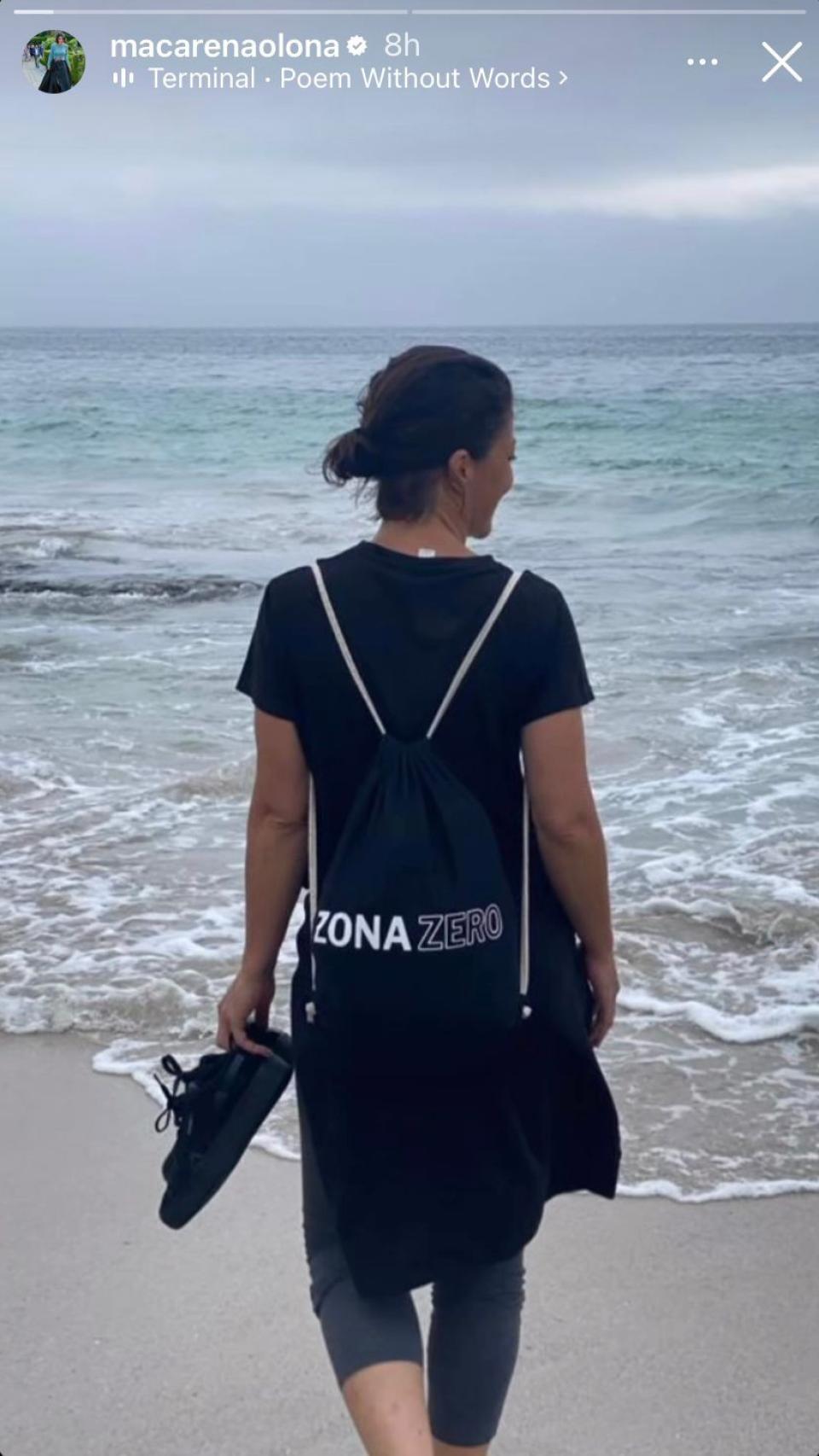 Imágenes del día: Macarena Olona se va de vacaciones a la playa y luce una  mochila con mensaje incluido de menos de 10 euros