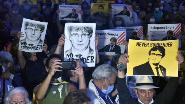 Varias personas en una concentración en apoyo al vicepresidente de la Generalitat, Carles Puigdemont, en la plaza de San Jaume de Barcelona, a 24 de septiembre de 2021.