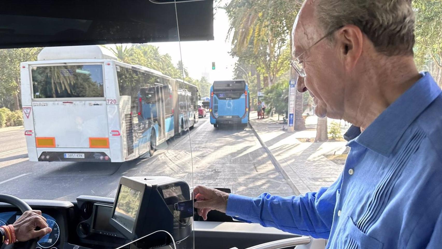 De la Torre hace uso del transporte público.