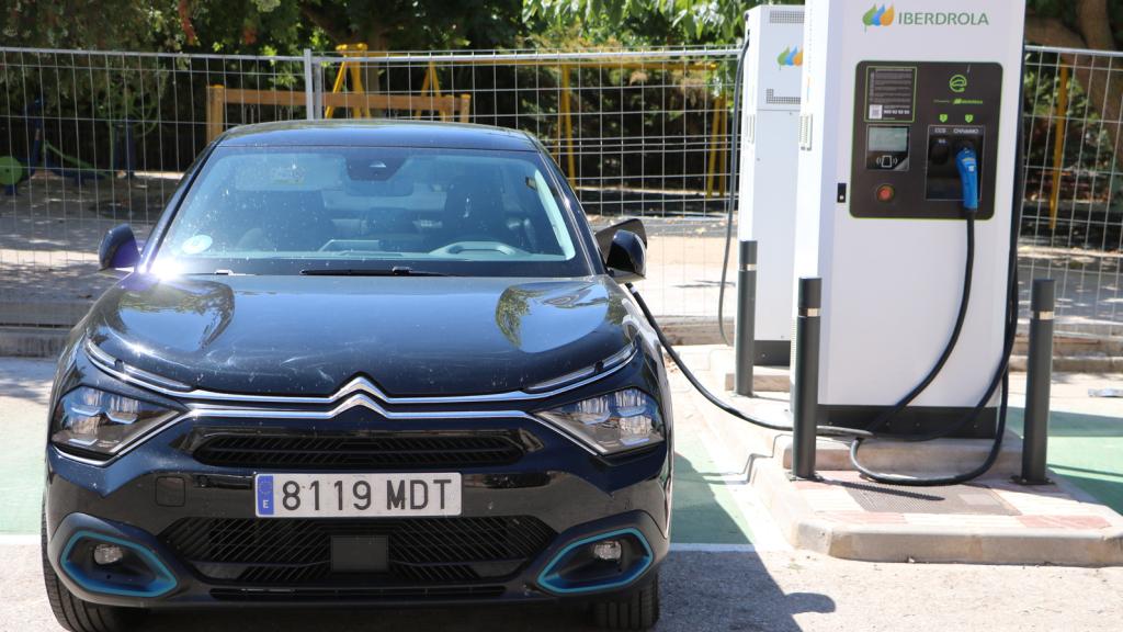 Un momento durante la recarga del Citroën C4X en la estación de Iberdrola de Villargordo del Cabriel (Valencia).