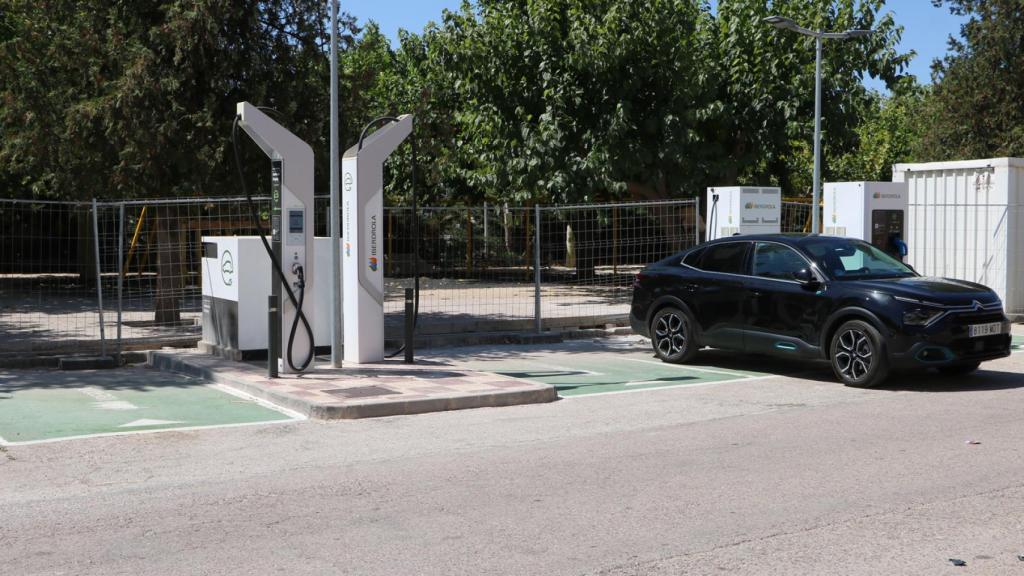 Estación de Villargordo del Cabriel de Iberdrola: vacía pero con 2 cargadores disponibles de un total de 4.