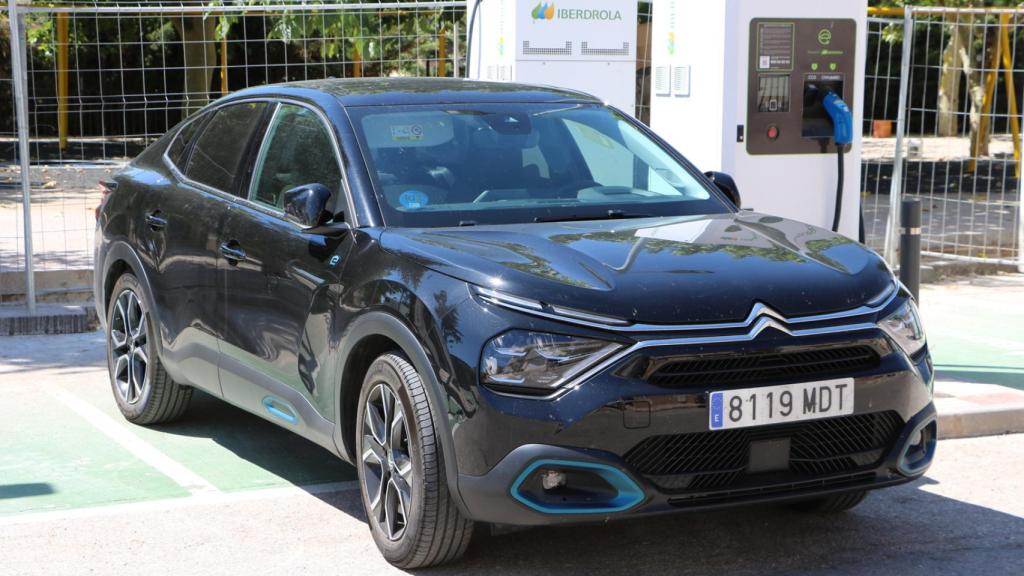 El Citroën C4X tiene una autonomía en autopista de unos 280 o 290 kilómetros.