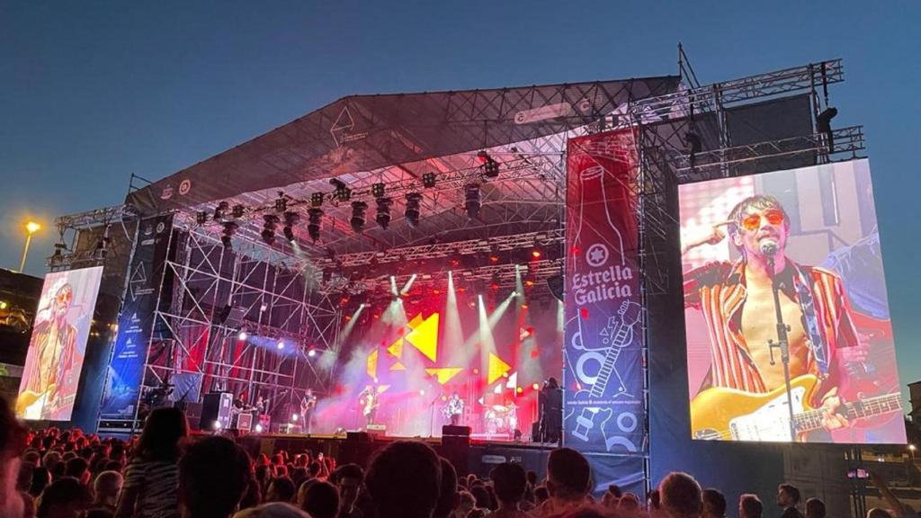 Lori Meyers durante su concierto en la playa de Riazor.