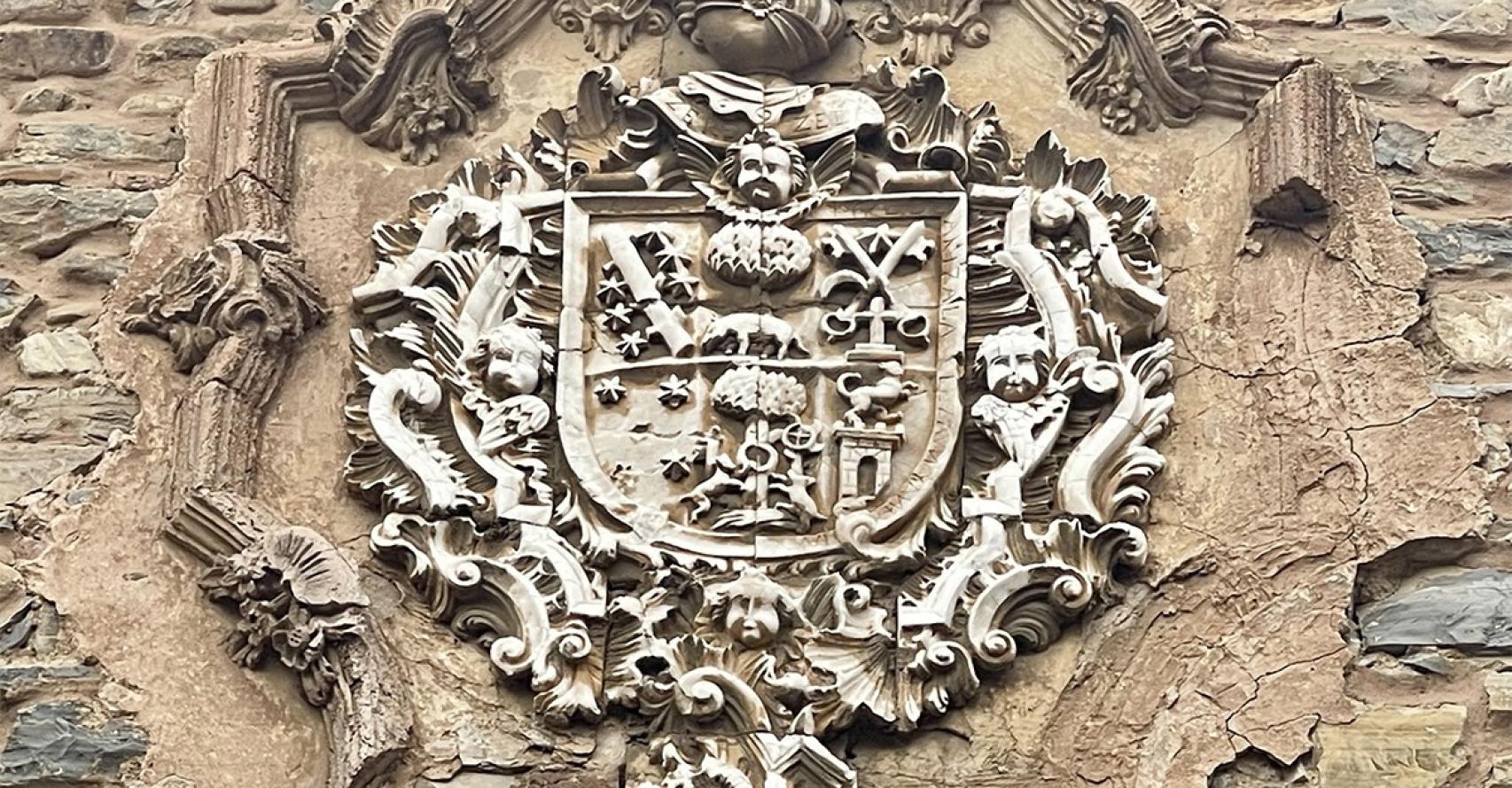 Escudo del siglo XVIII en el Palacio de Cerceda