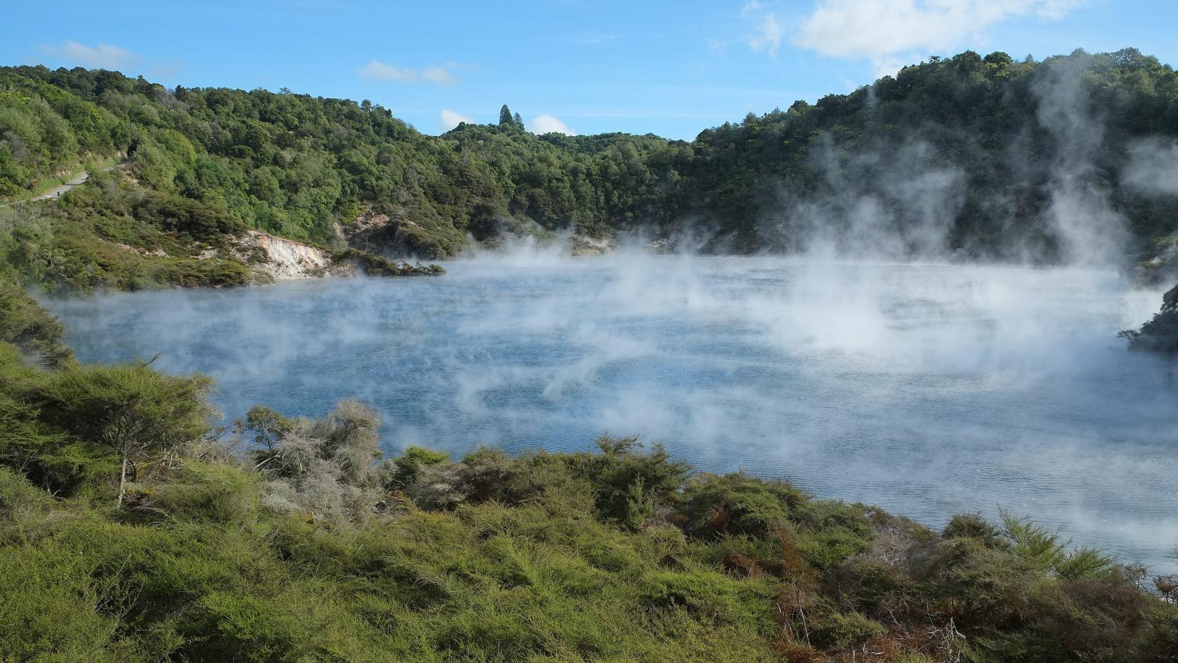 Lago 'Frying Pan' en el valle volcánico de Waimangu.