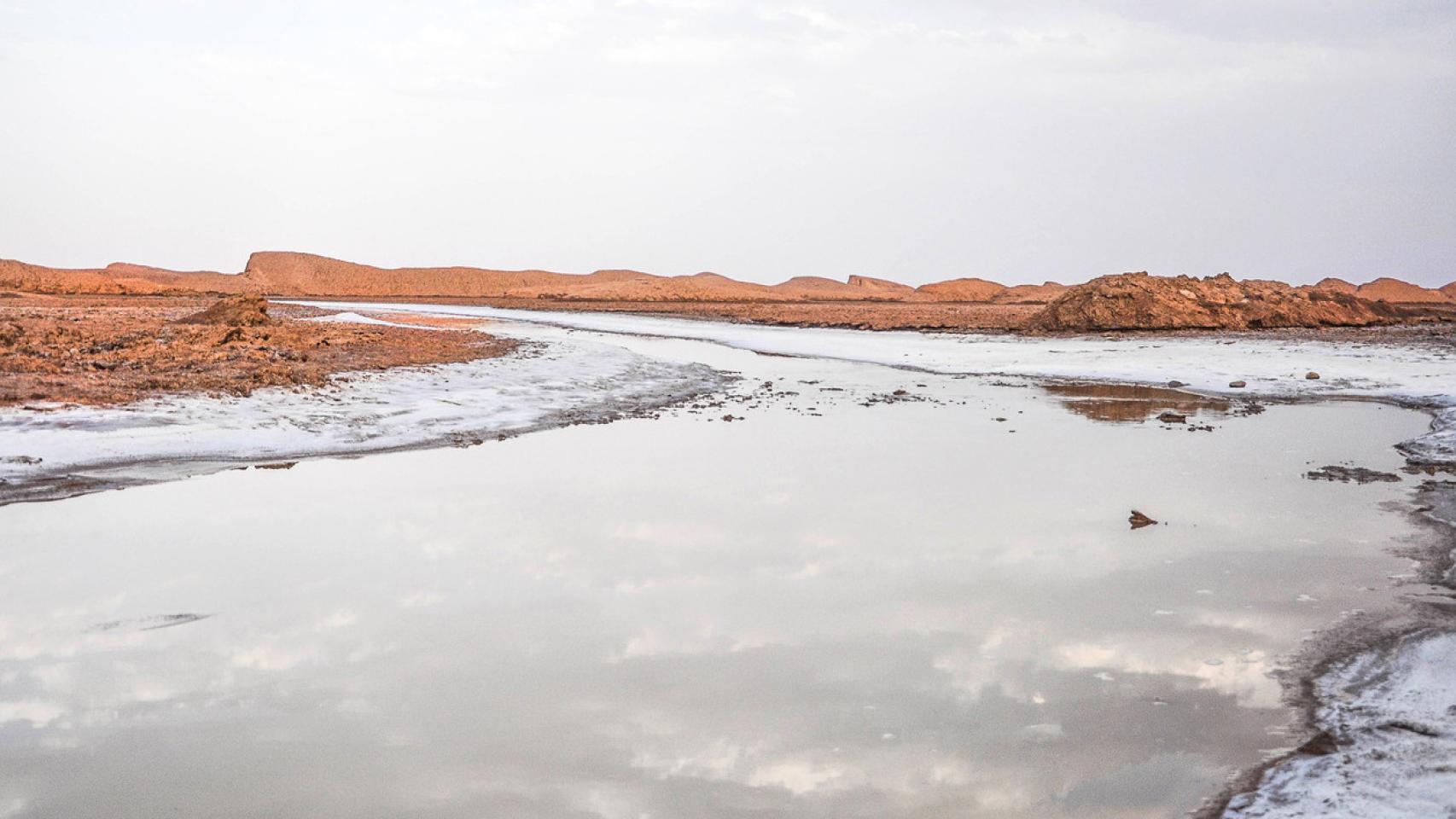 Imagen de archivo de los lagos de agua salada en el desierto del Lut.