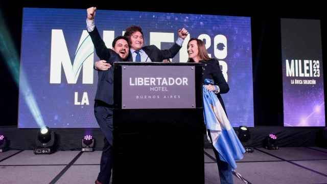 De izq. a der., Ramiro Marra, Javier Milei y Victoria Villarruel celebrando los resultados de las PASO