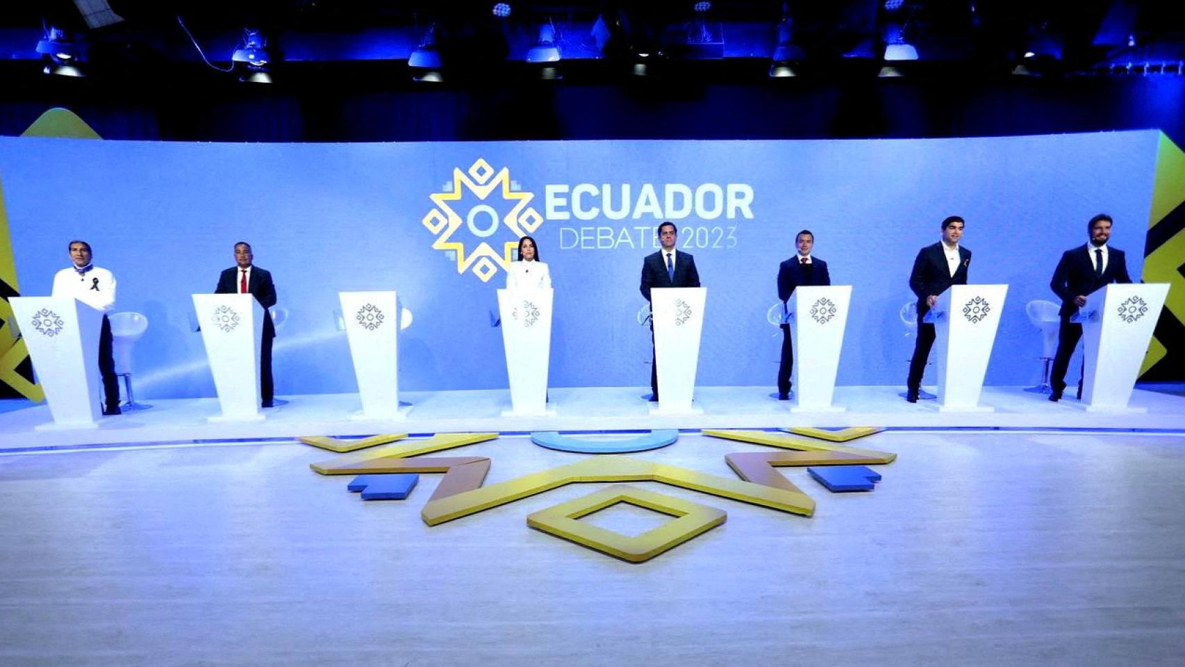 Siete candidatos presidenciales asisten al debate presidencial del domingo, con el atril de Villavicencio vacío.
