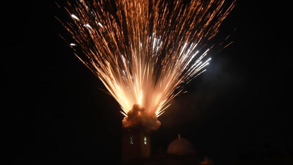 El momento del lanzamiento de la Palmera de la Virgen desde la Basílica de Santa María.