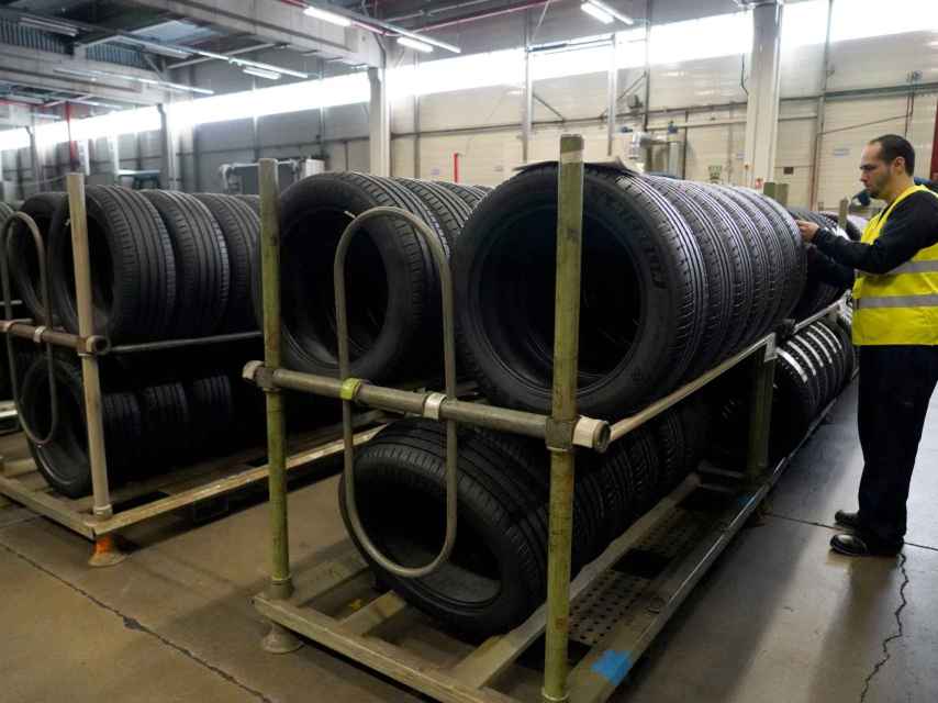 Un operario trabaja en la planta de neumáticos de Michelin en Valladolid