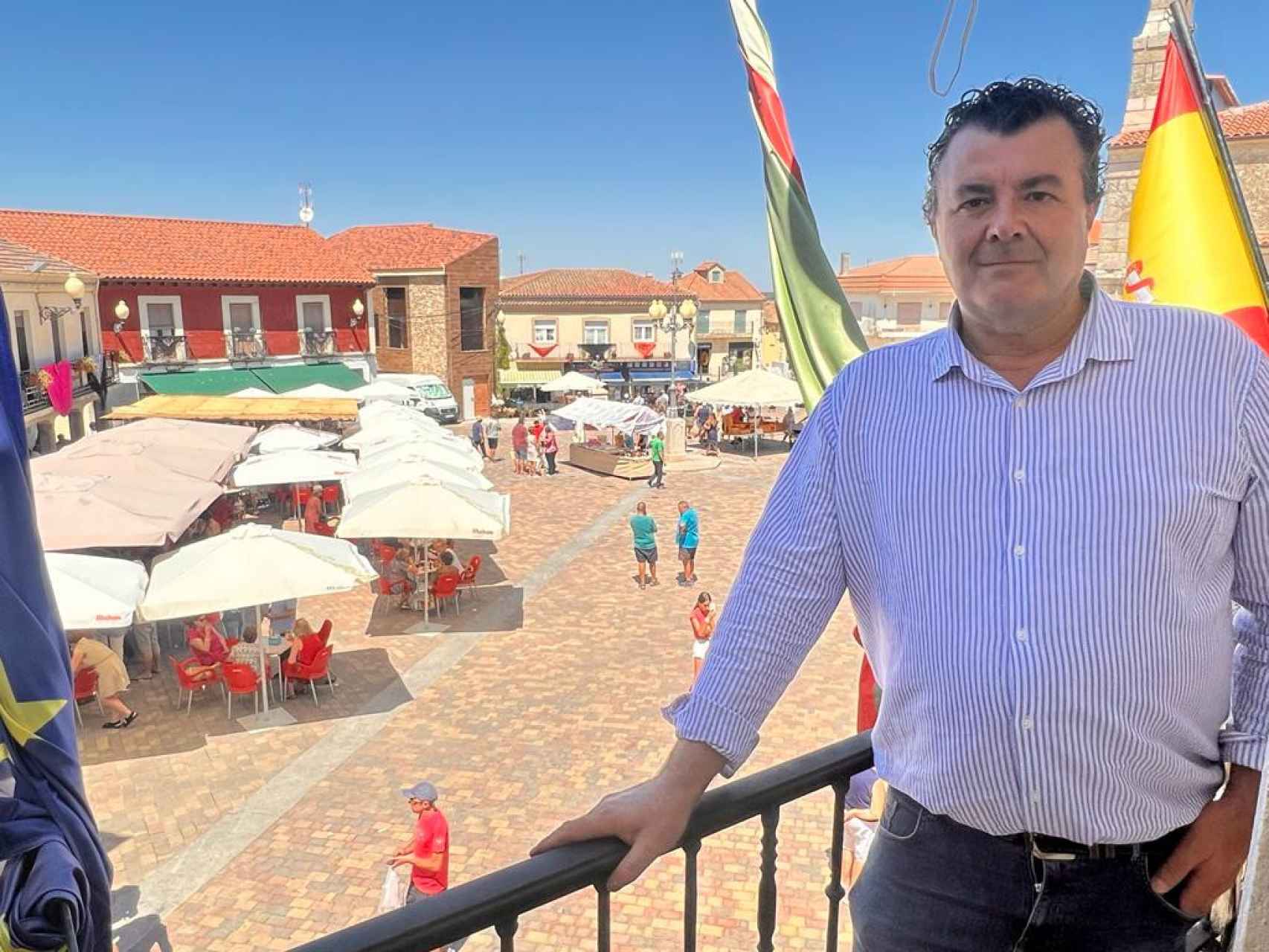 El alcalde Paco Cañamero posa con el mercado a sus espaldas