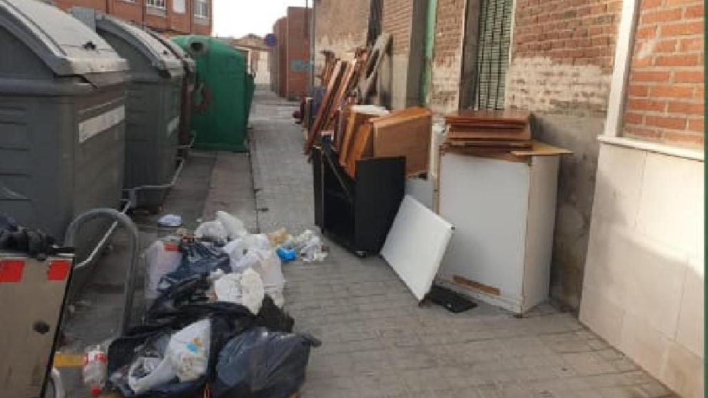 Una calle de Medina del Campo con enseres