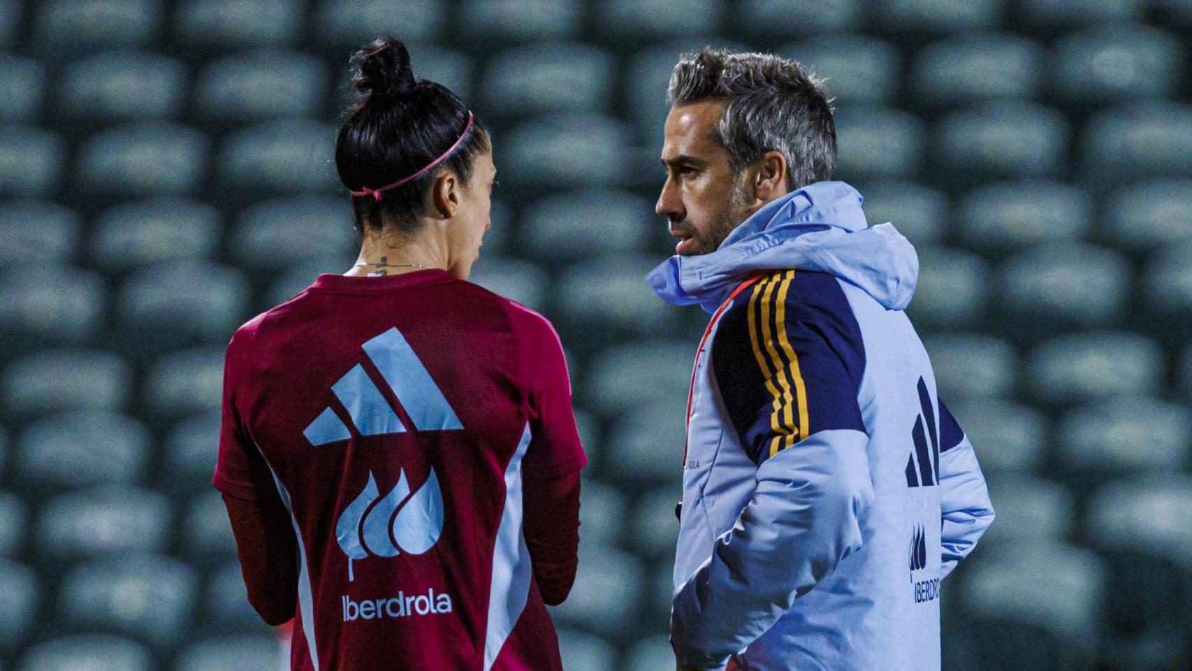 Jorge Vilda dialoga con Jenni Hermoso en un entrenamiento de la Selección