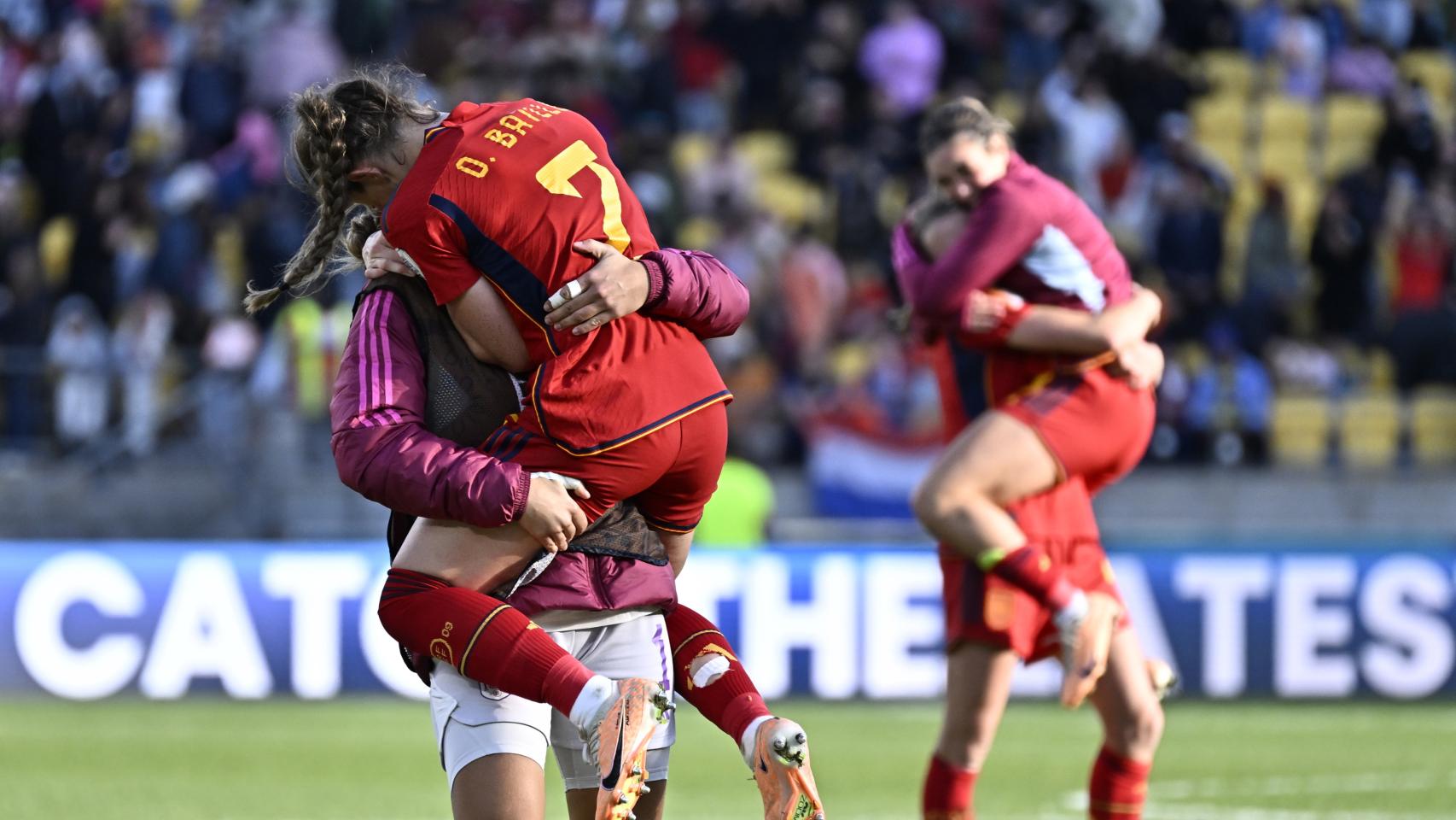 Las jugadoras de la selección de España celebran el pase a semis del Mundial femenino