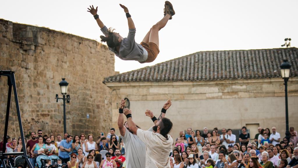 La compañía Cirk About It, que actuará en el festival ARCA, durante uno de sus espectáculos.