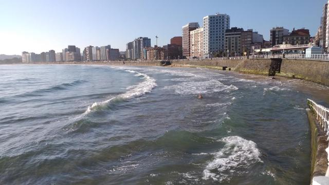 La playa de San Lorenzo de Gijón (Asturias) sin arena en varias de sus escaleras cuando la marea está alta.