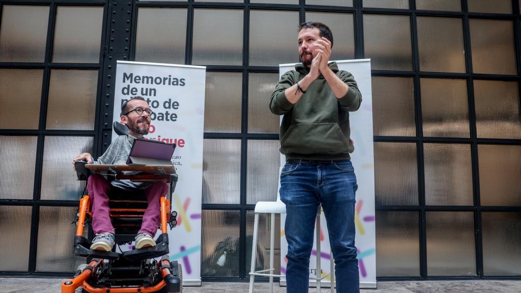 El exdiputado de Podemos Pablo Echenique, junto a Pablo Iglesias, en la presentación de su libro, en marzo.