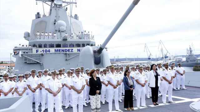 La ministra Margarita Robles este lunes, a bordo de la fragata ‘Méndez Núñez’, en el Arsenal de Ferrol.