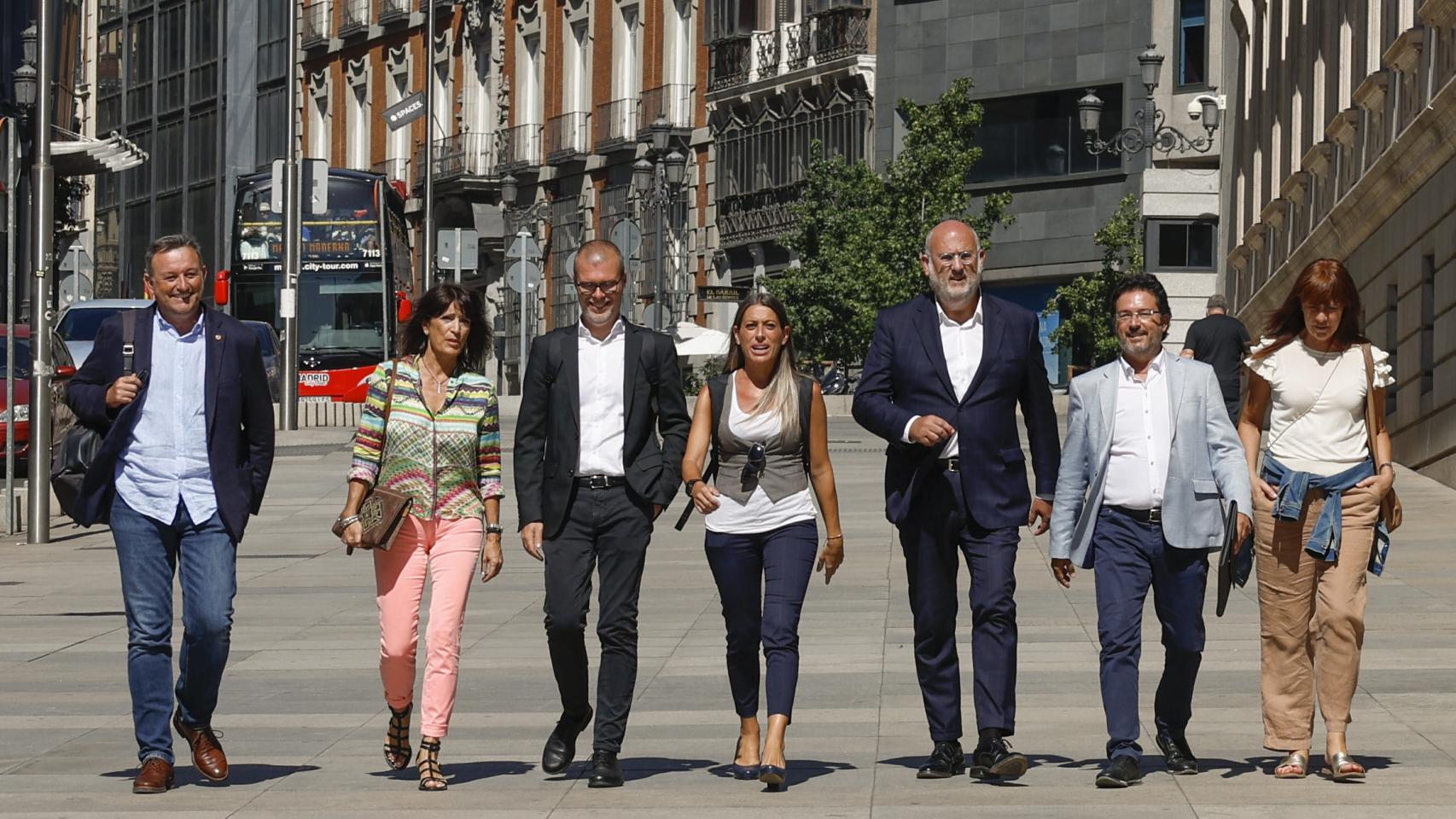 Los diputados de Junts Cervera, Calvo, Cruset, Nogueras, Pujol, Gavín y Madrenas, llegando al Congreso para recoger su acta.