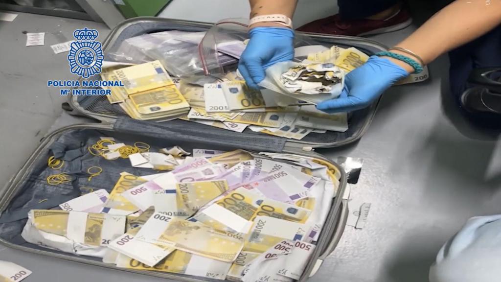 Dinero falso incautado por los investigadores.