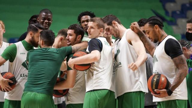 Los jugadores del Unicaja de Málaga hacen piña al final de un entrenamiento durante la temporada pasada.