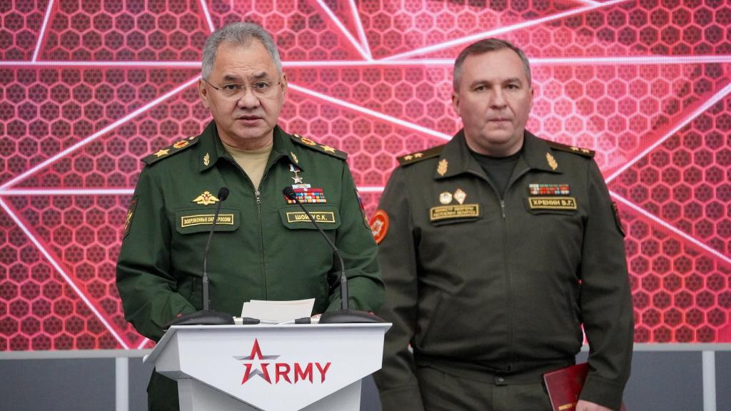 El ministro de Defensa ruso, Sergei Shoigu, y su homólogo bielorruso, Viktor Khrenin, en la feria militar Army-2023