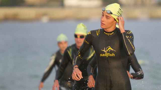 Varios atletas durante la prueba de natación.