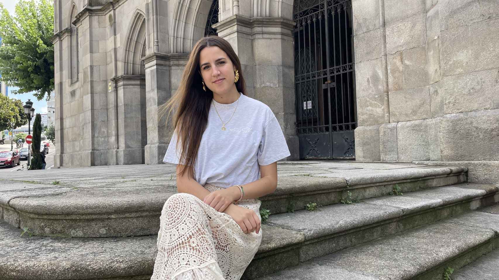 Andy González, junto a la Iglesia de Santiago de Vigo.